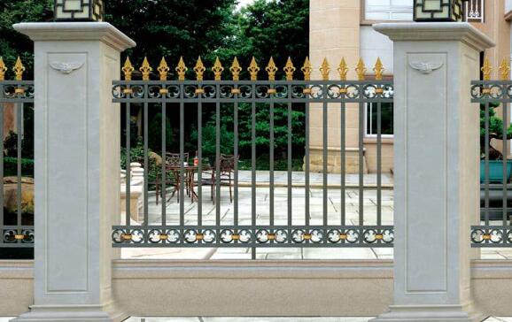 铝艺护栏厂工人给老小区改造安装院墙护栏(图1)