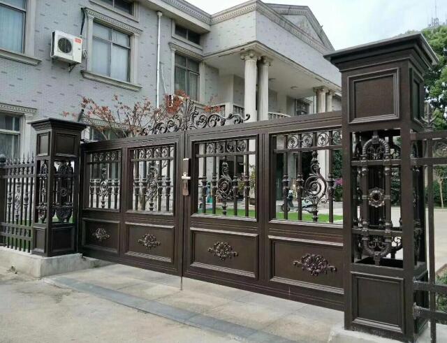 铝艺大门厂为钟山别墅业主安装一体式别墅大门(图1)