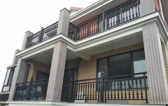 别墅铝艺护栏安装需要专业厂家进行定制生产(图1)